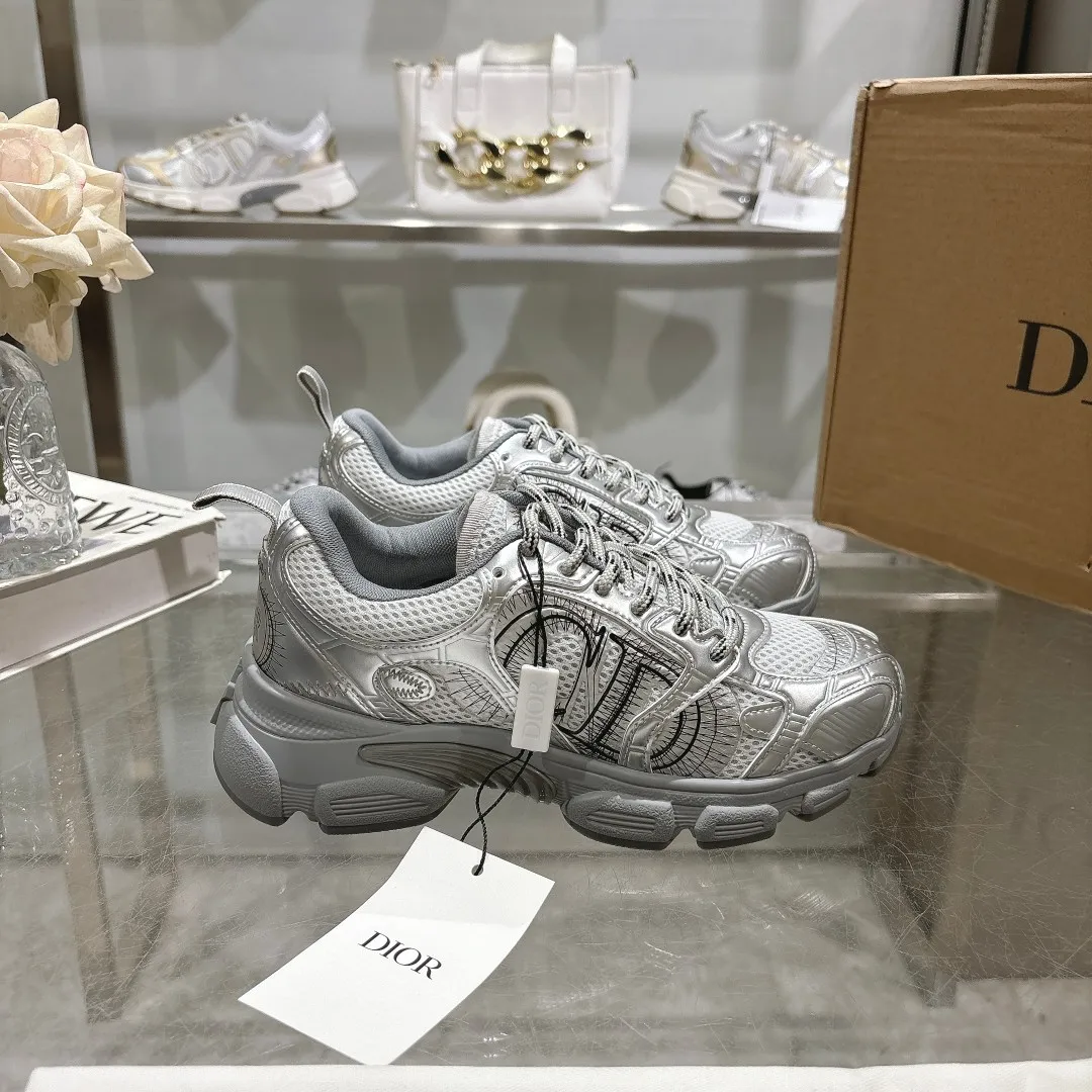 👟👟Ex-factory price 560👟👟 This Dior Chrono sneaker is a new product of the 2024 autumn ready-to-wear series, reinterpreting running shoes with Dior's high-end style. White mesh fabric is paired with nude and silver-toned laminated leather-effect panels, as well as CD logos on the sides, a star patch on the tongue and a Dior logo on the heel. Featuring tri-color laces, a lightweight sole and star embellishments for a casual look all year round. ✅Size: 35-40 ✅Packaging: With counter packaging and Dior outer box